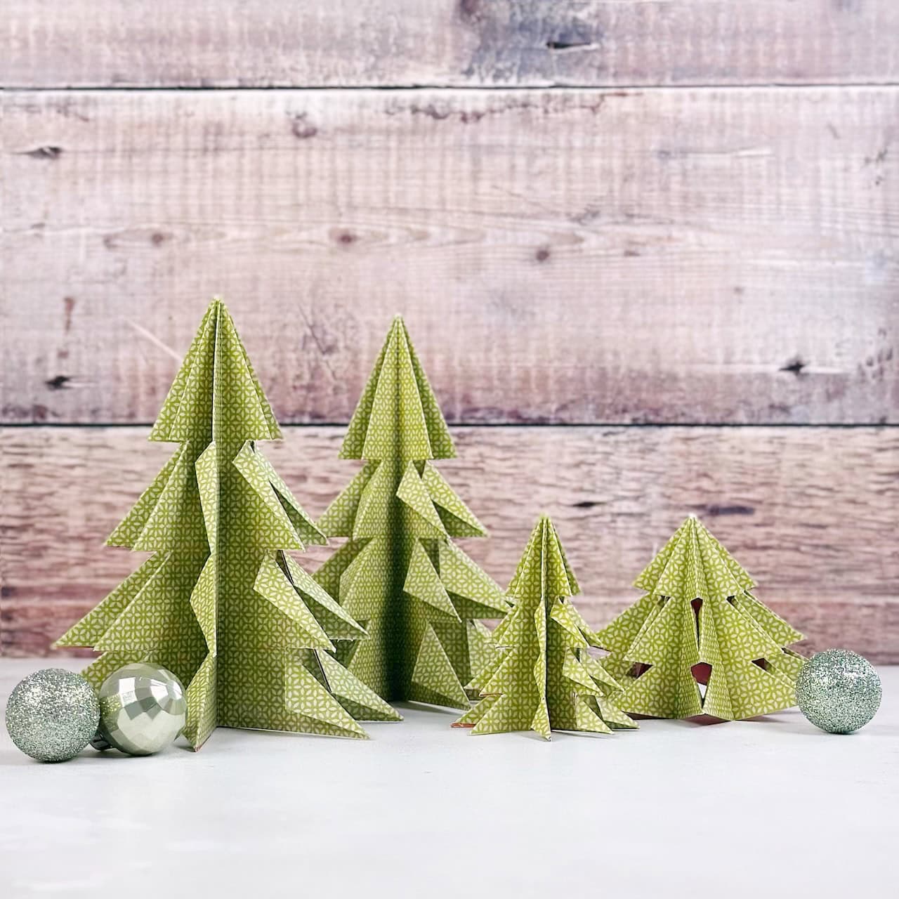 Gefaltete Origami-Tannenbäume aus grünem Designerpapier